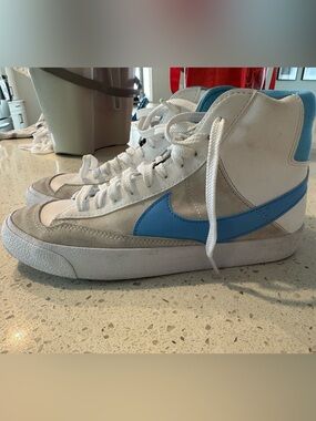 Nike BLAZER MID
'77 SE GS'DANCE - WHITE UNIVERSITY BLUE'